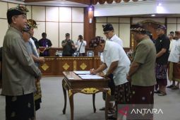 Pemkab Jembrana serahkan dana hibah Pilkada 2024