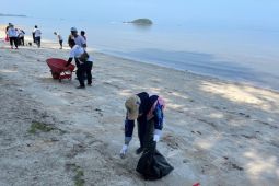 Ikut Serta Dalam Gotong Royong Peringati HLN 78, Srikandi PLN Wujudkan Pantai di Belitong Bersih