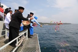 Hari Pahlawan, Wabup Banyuwangi tabur bunga di Selat Bali