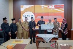 Ketua DPRD Pangkalpinang Hadiri Penandatanganan NPHD Pemilukada Tahun 2024