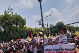 Massa Aliansi Penyelamat Konstitusi gelar aksi di area Gedung KPU jelang penetapan capres-cawapres hari ini