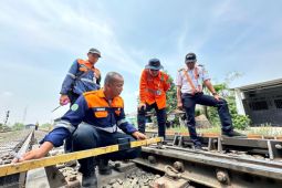 Lintasan rel dan stasiun Cikarang-Cikampek diinspeksi jelang Natal-Tahun Baru