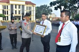 14 orang polisi Jambi terima penghargaan penuntasan kasus mafia tanah