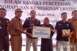 Pemprov Babel serahkan 50.000 kartu BPJS Ketenagakerjaan pekerja rentan
