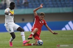 Cuaca buruk, laga Senegal lawan Polandia dihentikan sementara