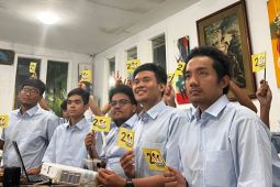 Nobar, Relawan Golkar Prabowo Jatim nyanyikan "Salam 2 Jari"