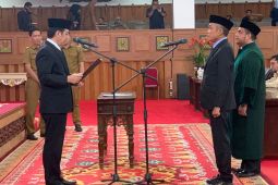 Faizal Riza pimpin pengambilan sumpah/janji Taufik sebagai anggota DPRD