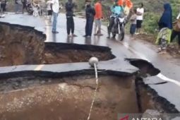 Ruas Jalan Nasional Batang Toru - Natal amblas tidak bisa dilewati mobil