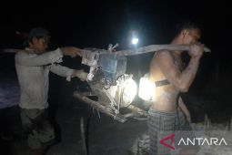 Polisi Bangka amankan delapan orang penambang biji timah tanpa izin