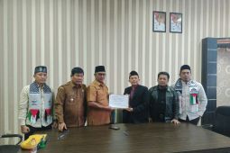 Bupati serahkan bantuan masyarakat Labura untuk Palestina Rp313 juta