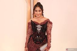 Tak kuasa tahan haru, Prilly Latuconsina perdana raih Piala Citra