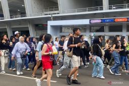 Penonton Coldplay berlarian padati Stadion Utama GBK jelang konser