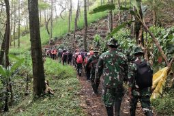 Personel gabungan susur sungai antisipasi banjir bandang di Kota Batu