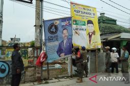 Bawaslu Karawang temukan ribuan peraga sosialisasi 'berbau' kampanye