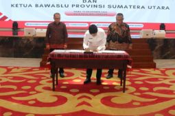 Pemprov Sumut serahkan dana  hibah Rp223,8 miliar kepada Bawaslu