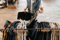 Pentingnya mencuci baju baru untuk hindari iritasi kulit