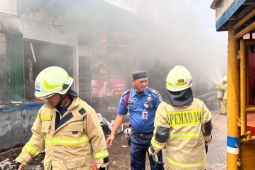 18 lapak di Pasar Angke Tambora terbakar