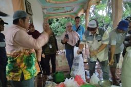 Kembangkan Ekonomi Desa, Adaro Berikan Pelatihan Pembuatan Pakan Lokal