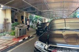 Usai diperiksa Bareskrim, Firli Bahuri keluar lewat Gedung Rupatama hindari wartawan