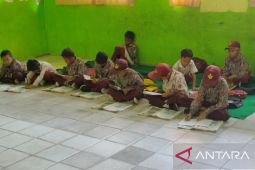 Siswa SDN Ambon Kota Serang Banten belajar beralaskan karpet tanpa meja dan kursi
