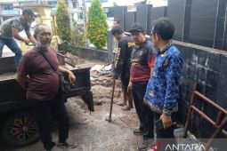 Satpol PP Belitung hentikan pekerjaan penggalian tiang reklame di KV Senang