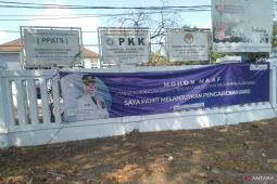 Bawaslu Karawang tertibkan spanduk mantan bupati di kantor pemerintah