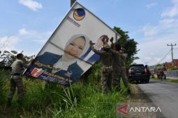 Bawaslu Rejang Lebong tertibkan ribuan APK melanggar aturan