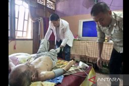 Tim medis mobil sehat PT Timah datangi rumah Suhendi berikan pelayanan kesehatan