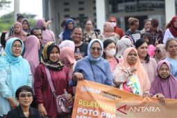 Relawan Ganjar  beri pelatihan buat foto produk untuk UKM