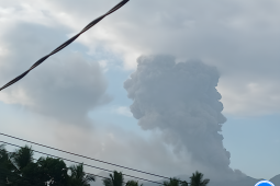Gunung Dukono Maluku Utara meletus