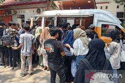 Mahasiswa Unsika sampaikan aspirasi pemilu melalui Mobil Ide Rakyat Lembaga Survei KedaiKopi