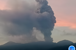Gunung Dukono kembali melontarkan abu vulkanik