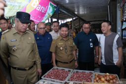 Pemprov Kalbar salurkan sembako di Sambas untuk tekan inflasi