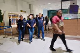 Tersangka penipu Jessica Iskandar tiba di Tanah Air