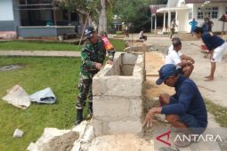 TNI bersama warga gotong royong lakukan penataan desa di Maluku Tengah