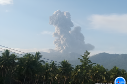 Gunung Dukono di Pulau Halmahera meletus
