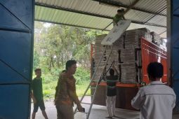 Ribuan kotak dan bilik suara Pemilu 2024 tiba di gudang KPU Jember