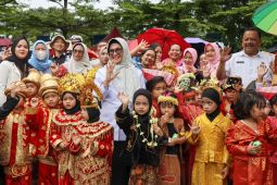 Murid TK keliling Kota Pematang Siantar, ada yang berpakaian adat