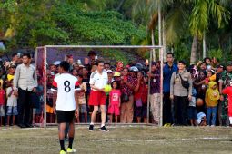 Main bola di Biak, bernomor punggung 23, Jokowi cetak satu gol