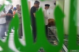 Pemakaman korban tabrakan kereta api dengan mikrobus