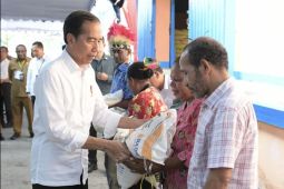 Presiden RI Joko Widodo salurkan bantuan pangan ke warga Kabupaten Biak Numfor