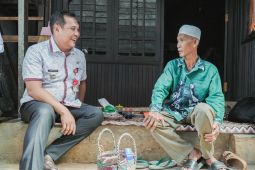 Wali Kota Aditya serahkan ribuan paket sembako bagi lansia dan balita