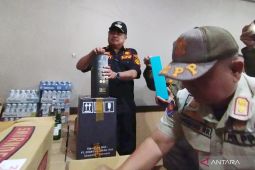 Penjual minuman keras harus disanksi kurungan, tegas Bupati Garut