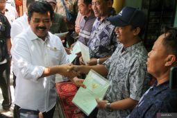 Menteri ATR/BPN serahkan sertifikat tanah korban lumpur Lapindo