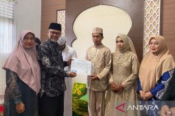 Menikah di KUA, warga Banda Aceh langsung terima KTP dan KK baru