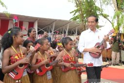 Wah, Jokowi bermain ukulele dengan para pelajar Papua