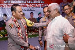 Polda Kalsel dan Polresta salurkan ribuan bantuan sosial di Banjarmasin Utara