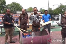 Kejari Ngawi musnahkan barang bukti tindak kejahatan