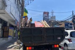 Satpol PP Kota Bandung tertibkan APS yang bernuansa kampanye