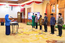Gubernur Khofifah lantik anggota Komisi Informasi Provinsi Jatim
